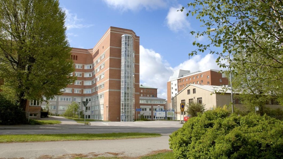 På länssjukhuset i Kalmar har belastningen på den onkologiska behandlingsenheten ökat sedan stängningen i Västervik. Ett 40-tal nya patienter har tillkommit och man har tagit in hyrpersonal för att klara bemanningen under sommaren, säger Magnus Lagerlund.