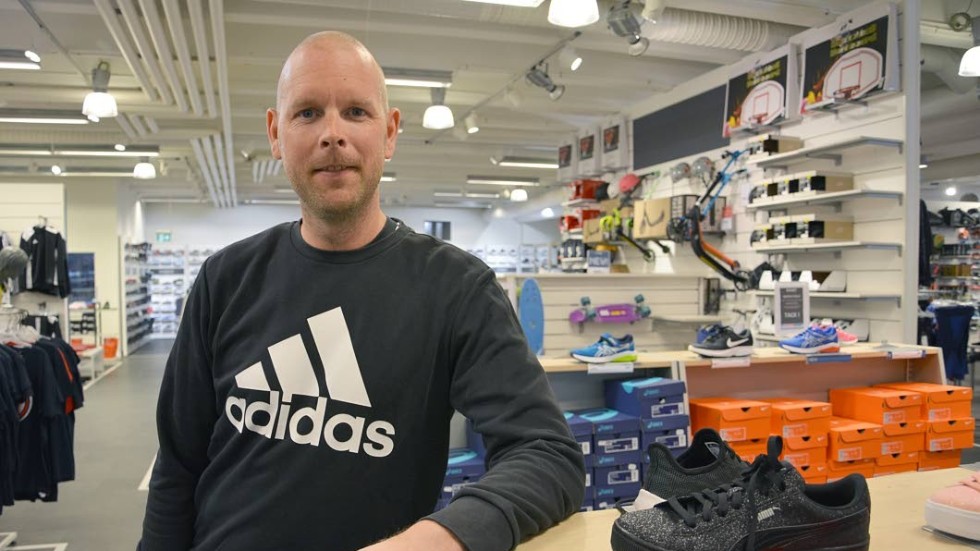 Henrik Södergren på Intersport tycker sig känna av en ökad brist på respekt för varandra i samhället, något som han tror kan vara en anledning till att butiksstölderna ökar.