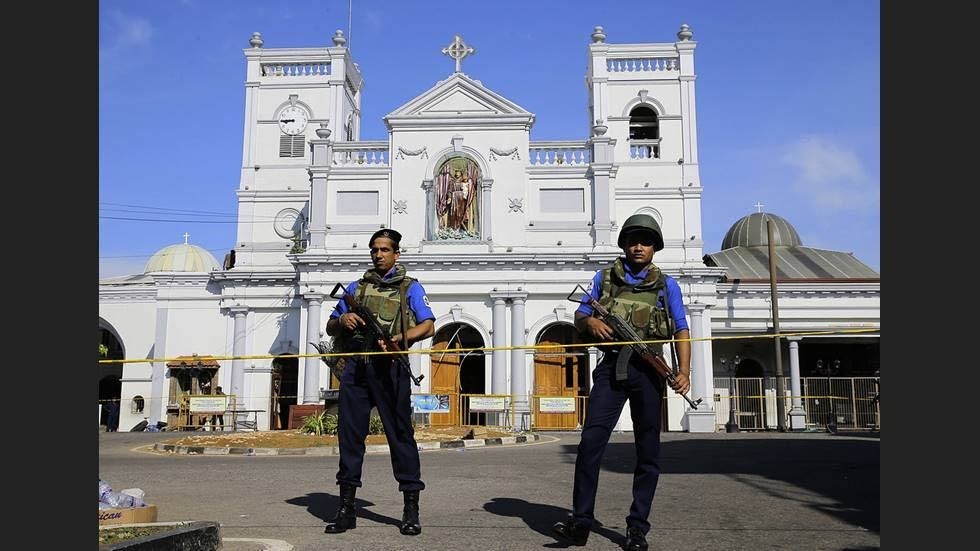 Militärer från den lankesiska flottan bevakar kyrkan S:t Anthony i förorten Kochchikade.