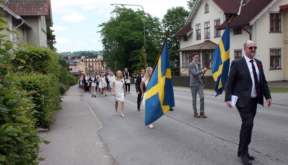 De fem avgångsklasserna går den traditionsenliga paraden till kyrkan. Foto: Erica Månsson