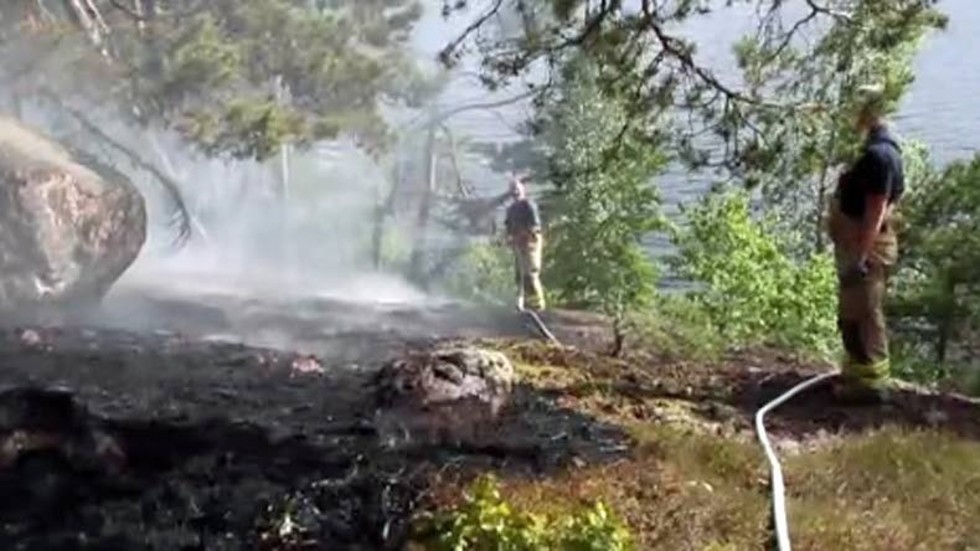 Branden vid sjön Ärlången bröt ut under tisdagen och blossade upp lite igen under onsdagen.