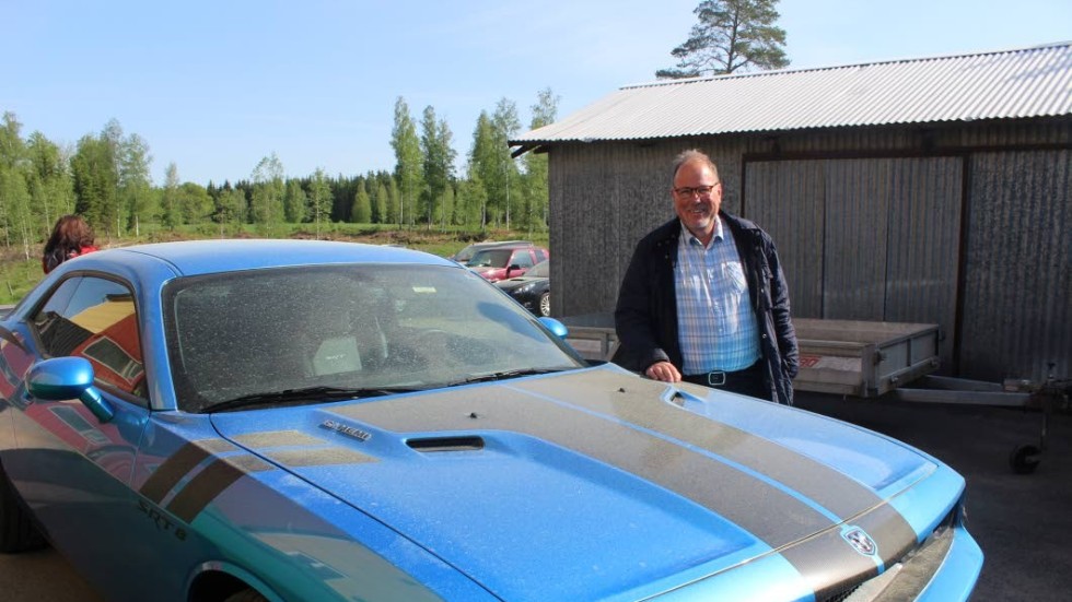Riksdagsman Johan Andersson vid en importerad amerikanare, en Dodge SRT 8, årsmodel -09