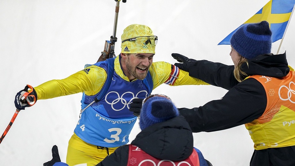 GULDGLÄDJE. Fredrik Lindström går i mål och det svenska OS-guldet i skidskytte är klart.