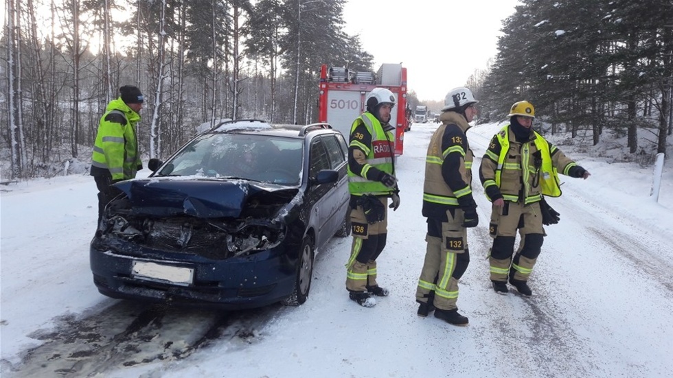 en kvinna fördes till sjukhus efter en krock mellan en personbil och en lastbil i Pelarnebacken i dag på eftermiddagen.