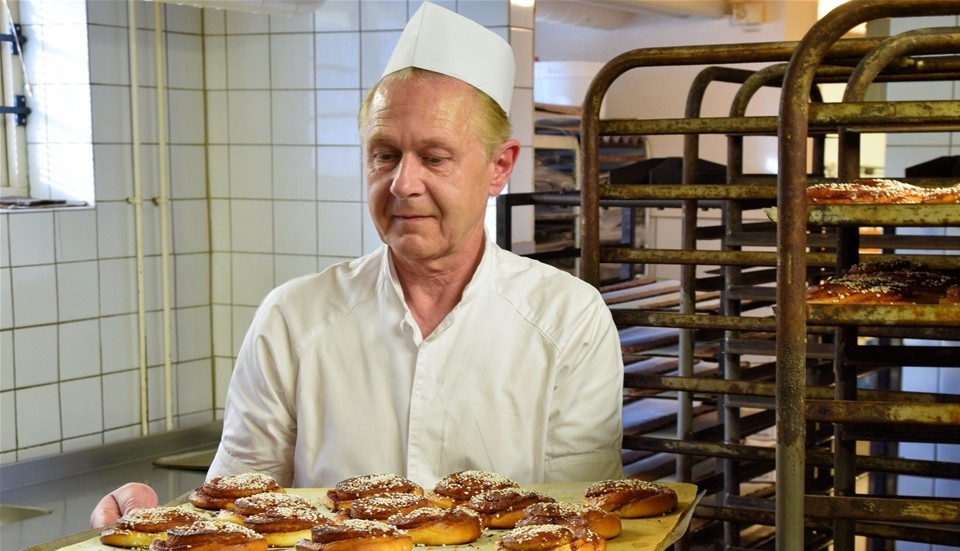 Göran Tell har precis bakat bullar, som snart kommer upp till butiken. Foto: Morgan Karlsson