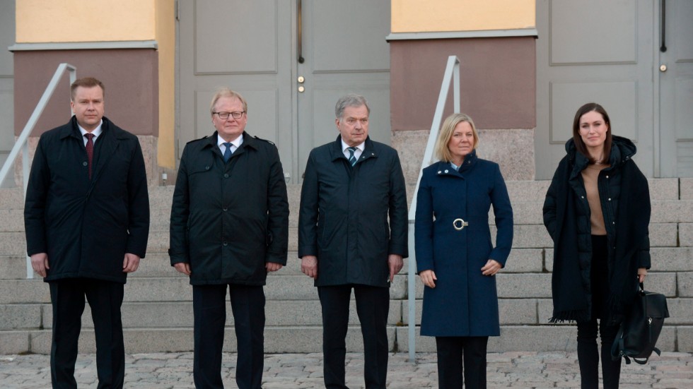 Finlands försvarsminister Antti Kaikkonen, Sveriges försvarsminister Peter Hultqvist, Finlands president Sauli Niinistö, Sveriges statsminister Magdalena Andersson och Finlands statsminister Sanna Marin.