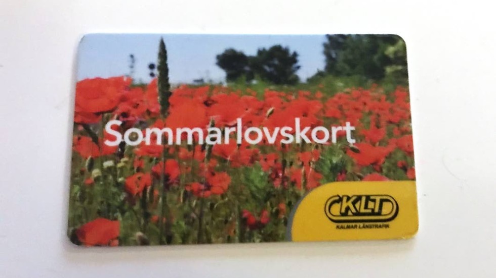 Förra året delades sommarlovskort ut till länets alla ungdomar. En reform som bör återinföras, menar skribenterna.