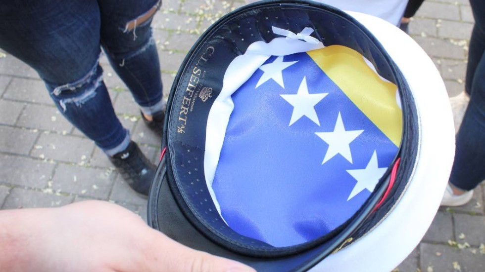 Bosniska flaggan i fodret på studentmössan.