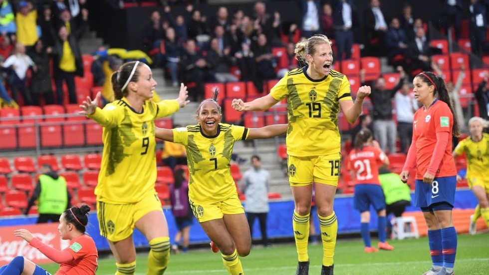 Sverige besegrade Chile med 2-0 i den inledande matchen i fotbolls-VM i Rennes, Frankrike. Kosovare Asllani har gjort 1-0 för Sverige och Madelen Janogy och Anna Anvegård jublar ihop med henne.