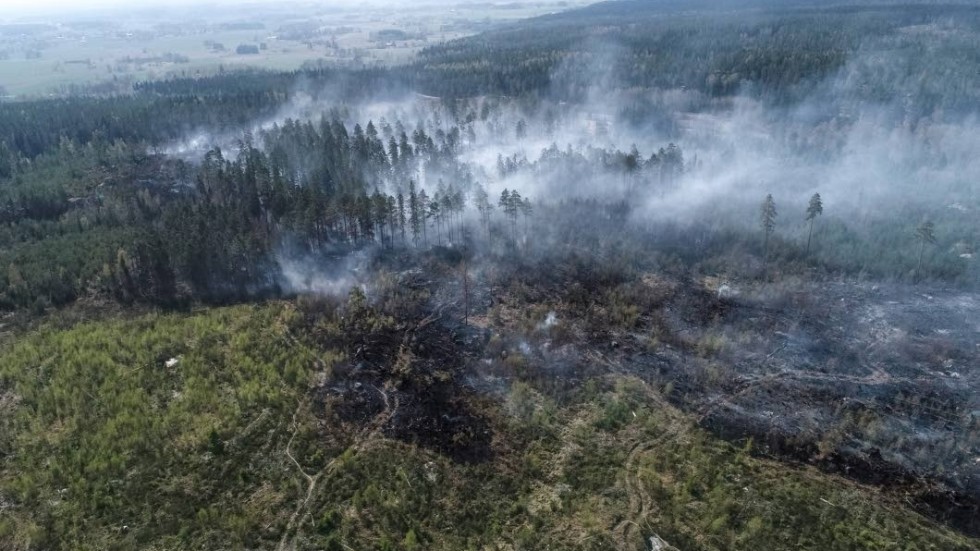 Privatperson uppgav sig sett en rökpelare i skogen utanför Mörlunda. Dock kunde räddningstjänsten inte hitta någon skogsbrand.
