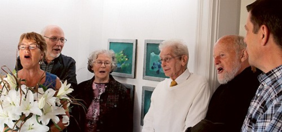 "Ja, må han leva..." sjöng besökarna så det ekade i de mer än 100-åriga lokalerna. Här ses från vänster Gerd-Marie Schultz, som också överlämnade vita liljor, Bo Fröberg, Inga Mårtensson, huvudpersonen själv, Thorsten Ungsäter och Stig Bäck.