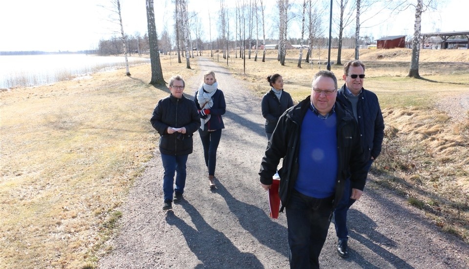 Med projektledare Lars Jonsson i spetsen tar sträckchefen Kicki Henningsson, Malin Albertssson på kommunen, Jenni Leppelt Turistbyrån och Per Gröön Hultsfred Handel en promenad på den blivande sträckan.