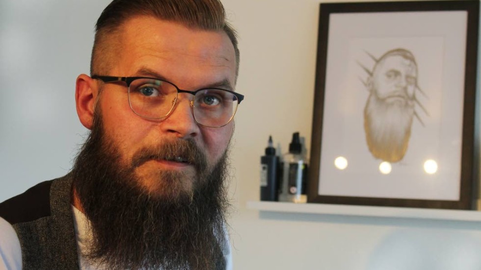 Christian Karlsson satsar på sin dröm, att tatuerar på heltid. - Testar man aldrig så vet man inte, säger han.