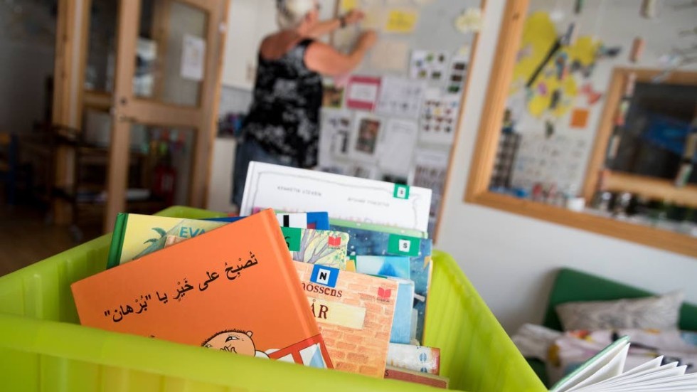 Förskolan lånar böcker på flera olika språk.