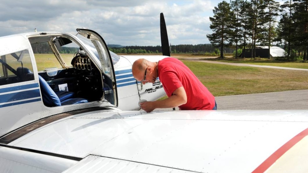 Patrik Axelsson är en av piloterna med bas i Hultsfred. Totalt flyger brandflyget två sträckor om dagen.