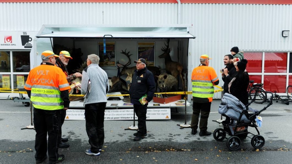 Nationella viltolycksrådets insatsvecka pågår just nu. Under onsdagen informerades förbipasserande utanför livsmedelsbutiken Willys i Västervik.