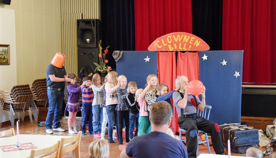 Clownen Bill bjöd in både barn och vuxna för att hjälpa till under showen. Foto: Morgan Karlsson