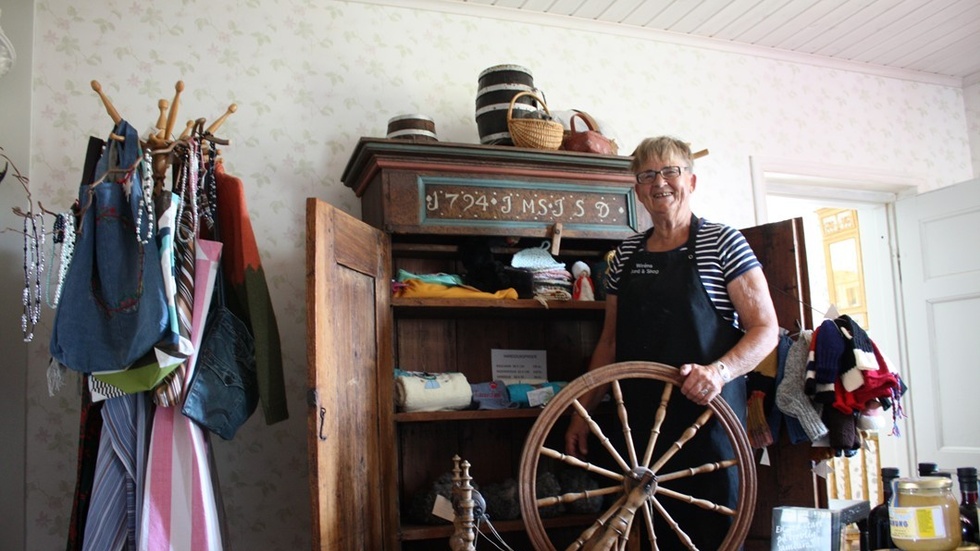 Anita Andersson med hennes hantverk i hennes farmors skåp. Foto: Theodor nordenskjöld