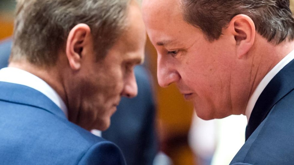 Tusk och Cameron. Den brittiske premiärministern viskar något i örat på Europeiska rådets ordförande.