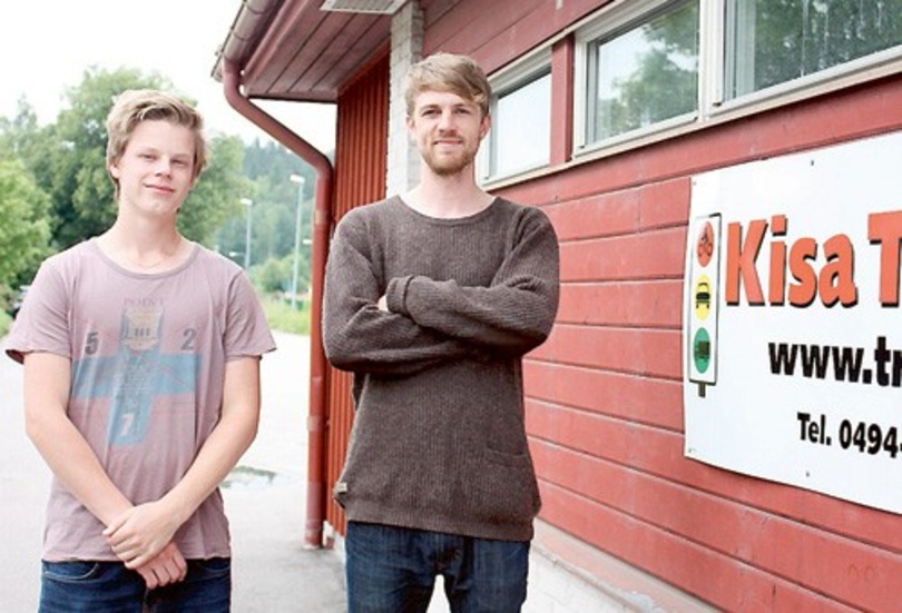 Eleven Hugo Jäder tillsammans med körskoleläraren Carl-Johan Monell.