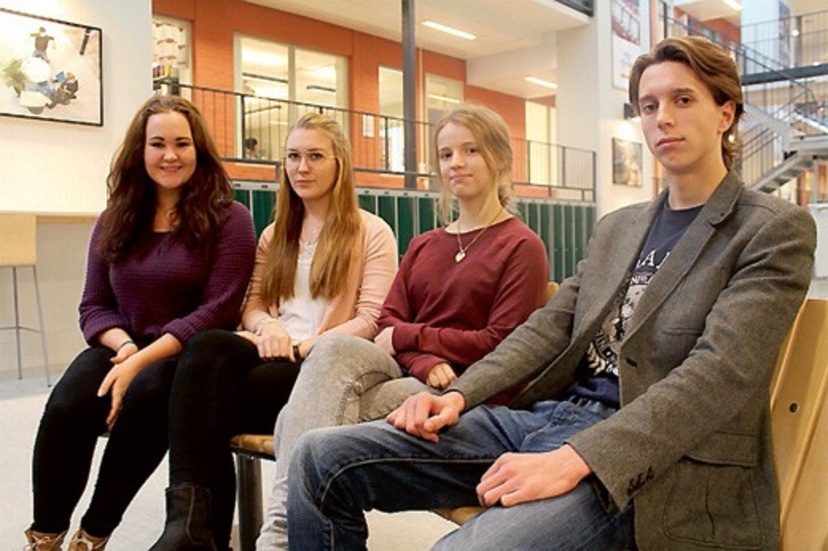 Elin Svensson, Linnéa Sjöstedt, Sandra Hansson och Elias Lipka är fyra av de sex elever som går på gymnasiets internationella profil och som ska åka på utbildningsresa till Bryssel.