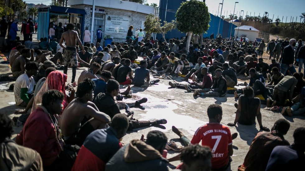 Migranter vid ett migrantcenter i den spanska enklaven efter stormningen på onsdagen.