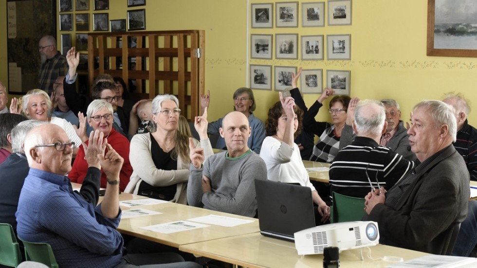 Alla räckte upp handen när Rolf Eriksson ställde frågan om mötet ansåg att man skulle gå vidare med planerna på att ta över Pelarne skola från kommunen. Foto: Magnus Strömsten