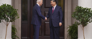 Biden och Xi skakar hand inför mötet