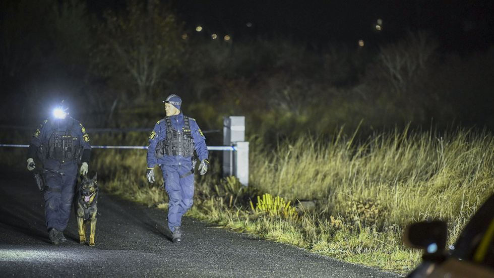 Poliser på plats vid villaområdet i Bro utanför Stockholm där explosionen inträffade.