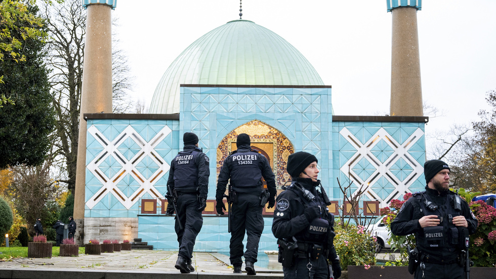 Poliser utanför en moské i Hamburg, under torsdagens räd mot 54 platser med misstänkt Hizbollah-koppling.