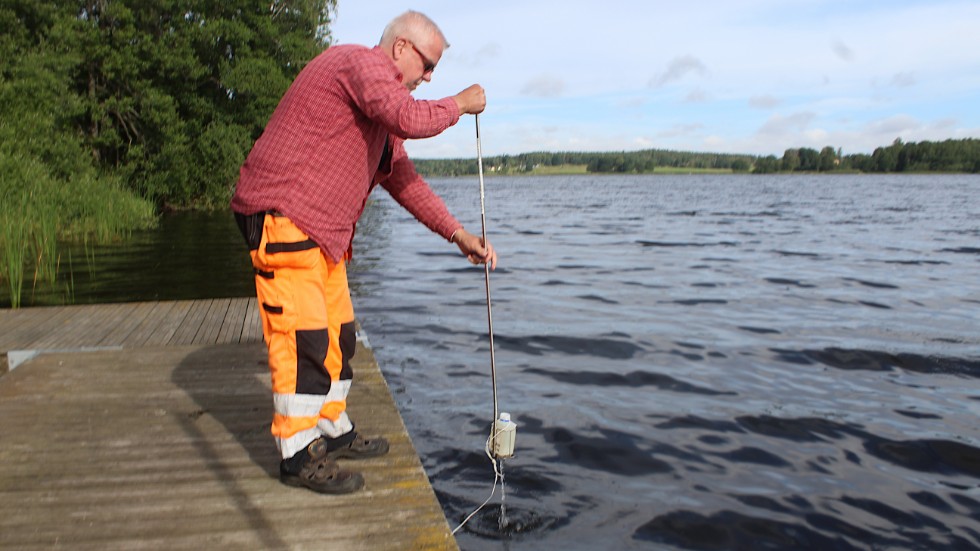 Claes Ullbrandt tar vattenprover på Mjölbys kommunala bad. Här är det Hargsjön som testas.
