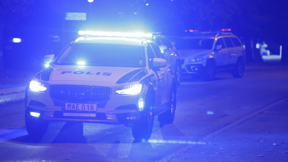 Polisen larmades till Bråstorp efter uppgifter om att flera personer hotats av en man med ett pistolliknande föremål. Den misstänkte hämtades till förhör.
