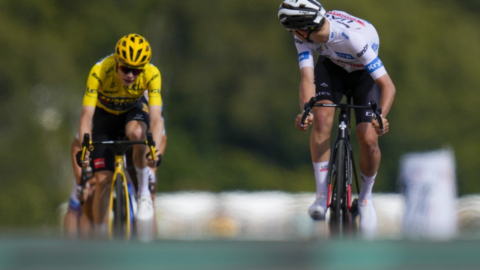 Jonas Vingegaard (t.v.) är nära totalsegern i Tour de France.