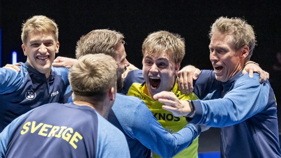Truls Möregårdh klappas om av lagkamraterna sedan han tagit Sverige till EM-final.