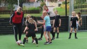 TV: Se barnen utmana VIF-spelarna på klassisk fotbollsmark