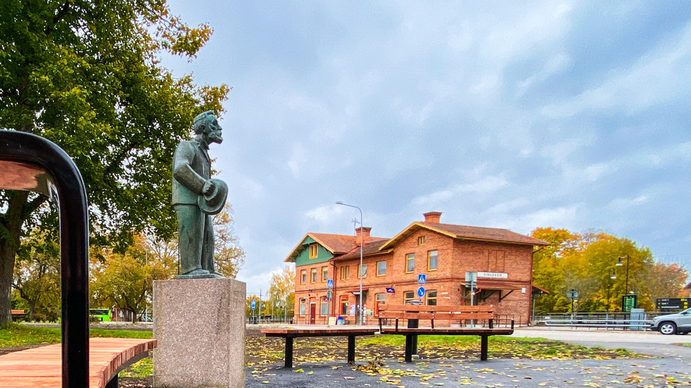 Mäster Palm har tagit plats i nyrenoverade Järnvägsparken i Vingåker.