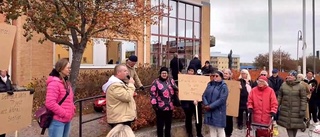 Här flyr politiker från demonstrationen