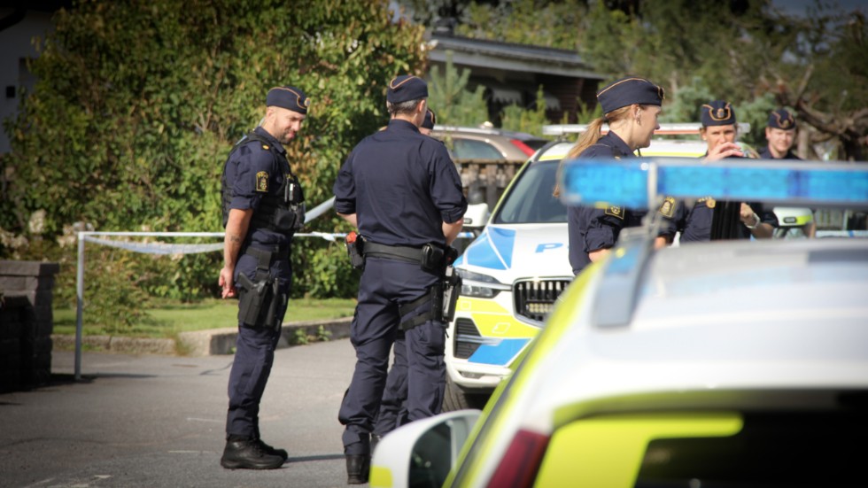 Här ser vi poliser vid avspärrningarna för brottsplatsen där en mor till en gängkriminell person sköts ihjäl i Gränbyområdet i Uppsala natten till torsdagen. 