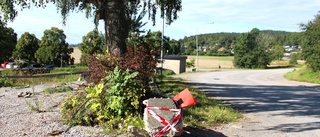 Buss körde av vägen – rev staket och knäckte träd vid förskola