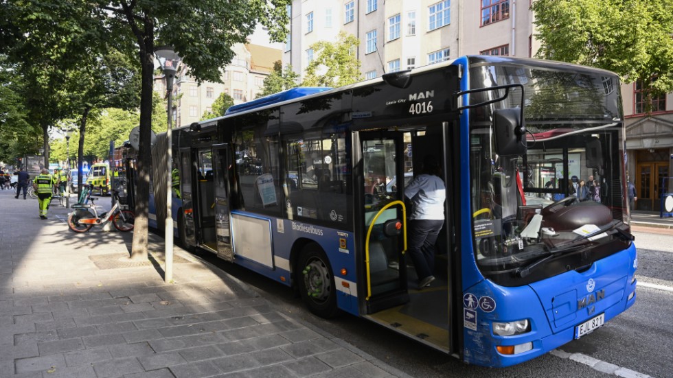 En SL-buss och en personbil krockade vid korsningen Odengatan–Birger Jarlsgatan i centrala Stockholm på onsdagseftermiddagen.