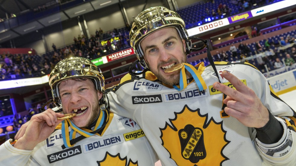 Skellefteås Erik Forssell och Joakim Lindström med guldmedaljer och guldhjälmar efter andra raka SM-guldet. Arkivbild.