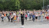 450 elever dansade utomhus – mot psykisk ohälsa: "Sprider lycka"