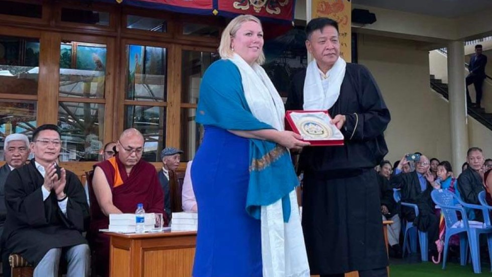 Marie Nicholson tillsammans med den politiska ledaren för Tibets exilregeringen som hedrade svenska delegationen med ett särskilt tack för stödet.