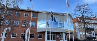 Därför flaggar kommunen på halv stång vid kommunhuset