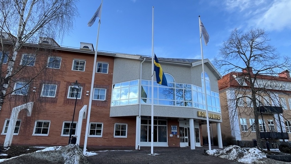 Flaggan vajade på tisdagen på halv stång framför kommunhuset i Hultsfred.