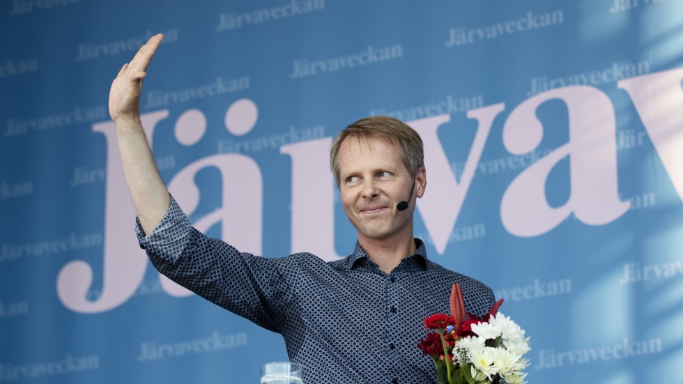Christer Nylander, tidigare riksdagsledamot för Liberalerna och Folkpartiet, har skrivit en ny bok. Niklas Otto Olsson har läst den. 

På bilden är Nylander som 2019 höll tal under politikerveckan i Järva.