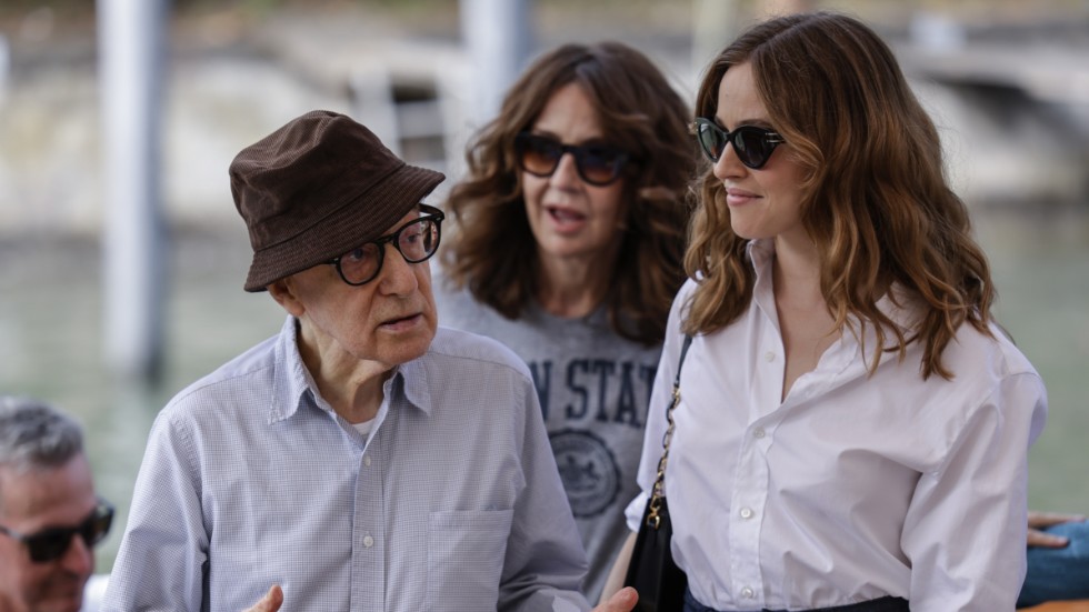 Woody Allen tillsammans med Valerie Lemercier och Lou de Laage på filmfestivalen i Venedig.