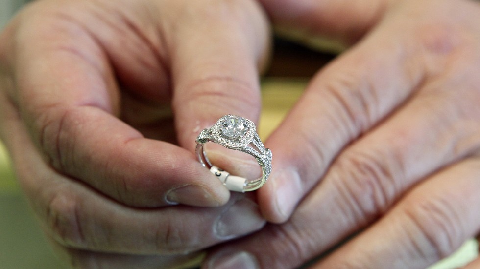 Allt fler amerikaner föredrar att köpa förlovnings- och vigselringar med syntetiska diamanter vilket fått priset på en typ av rådiamant att falla fritt.