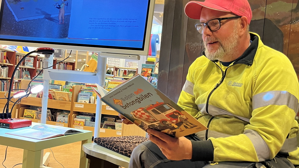Betongbilsföraren Thomas Elvsén fick en stunds ledighet från jobbet för att läsa högt för barnen på Bollnäs bibliotek. Boken var given: "Bojan och betongbilen".