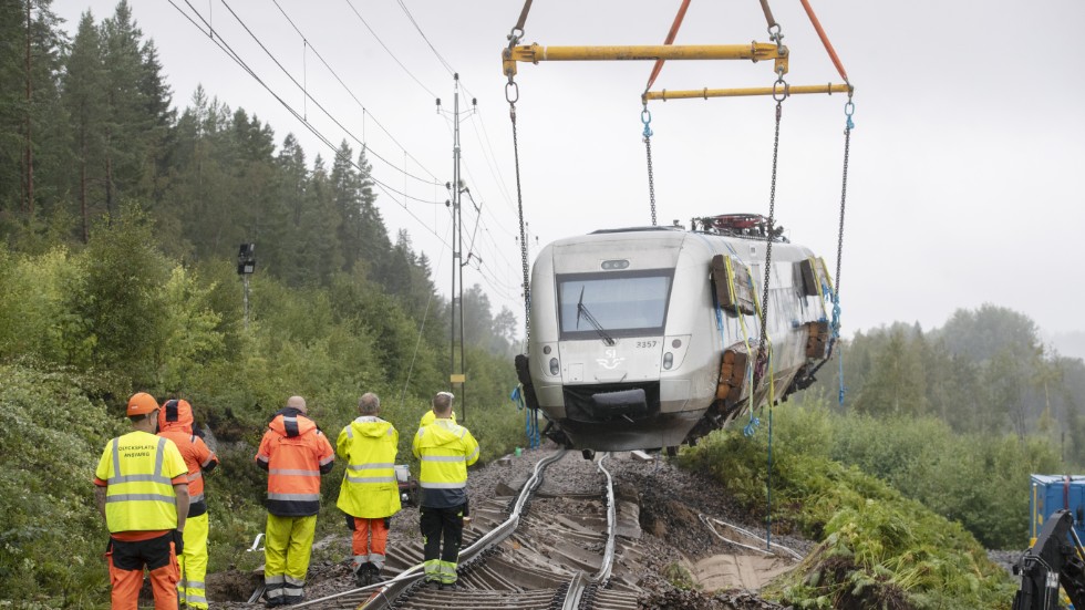 Bärgning av SJ-tåget som spårade ur mellan Iggesund och Hudiksvall den 7 augusti.